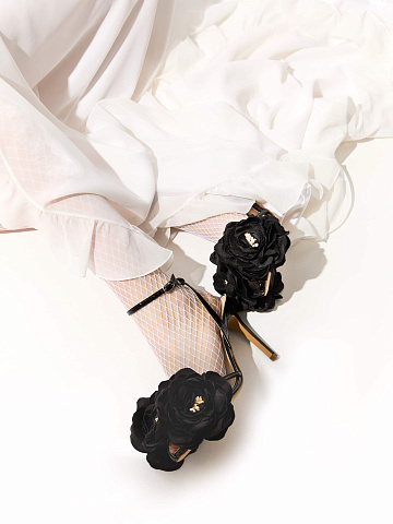 Черная брошь-цветок, 2