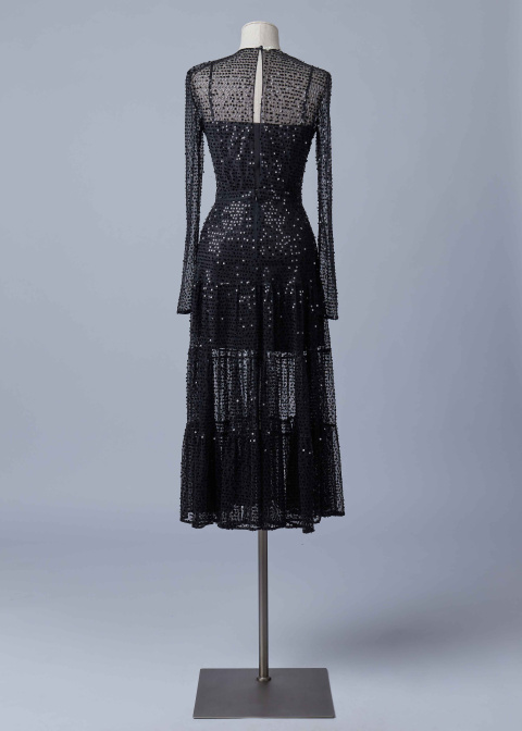 Платье из черной сетки с пайетками, отрезная талия, три яруса, длинный рукав, щель по спинке, 1