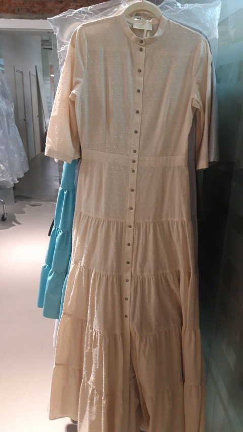 Платье-рубашка из бежевого фактурного хлопка,отрезная талия, планка кнопки,рукав3/4, четыре  яруса, 1 Платье-рубашка из бежевого фактурного хлопка,отрезная талия, планка кнопки,рукав3/4, четыре  яруса, 1