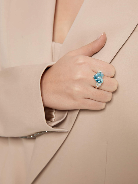 Кольцо из белого золота с голубым бриллиантом в форме сердца, 4 Кольцо из белого золота с голубым бриллиантом в форме сердца, 4