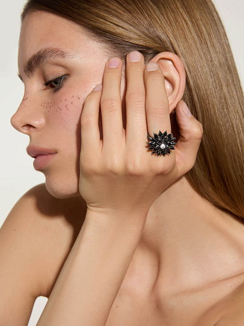 Кольцо в виде цветка из черненого золота с черными бриллиантами, 2 Кольцо в виде цветка из черненого золота с черными бриллиантами, 2