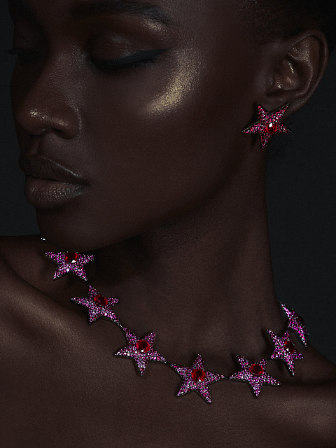 Серьги-гвоздики в форме звезд из черненого золота с рубинами, 3