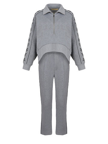 Серый костюм с укороченной толстовкой и вышивкой, 1