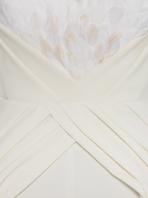 Белый костюм из жакета с перьями и брюк, 5