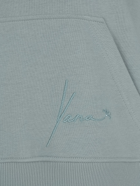 Серый костюм с голубой вышивкой на рукавах, 3