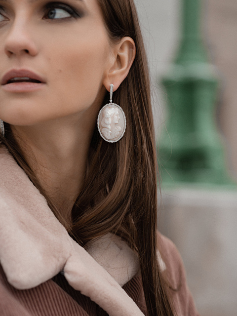 Серьги из белого золота с камеей на раковине и бриллиантами круглой огранки, 6 Серьги из белого золота с камеей на раковине и бриллиантами круглой огранки, 6