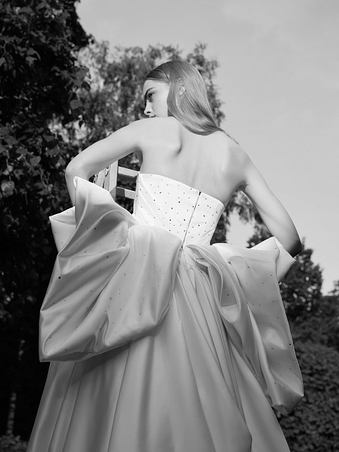 Белое платье-макси из шелка с баской и шлейфом, 5