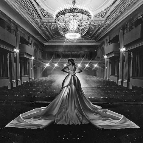 Белое платье-макси из шелка с баской и шлейфом, 7