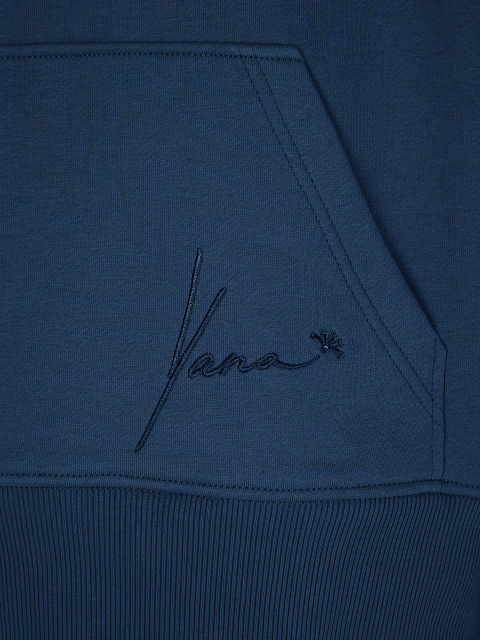 Синий костюм с вышивкой в тон на рукавах, 3