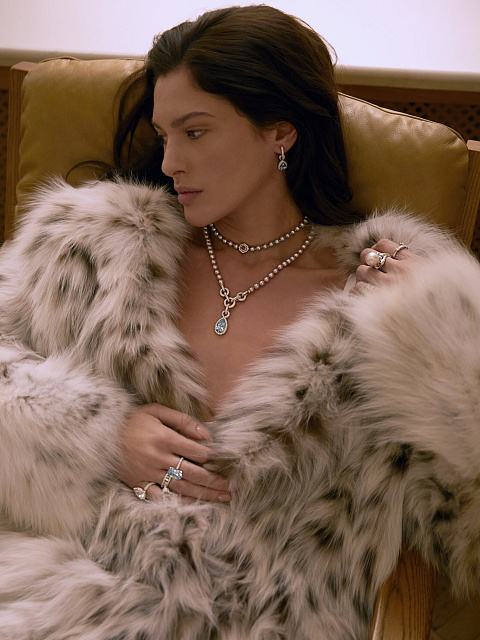 Серьги из белого золота с голубым бриллиантом, 9