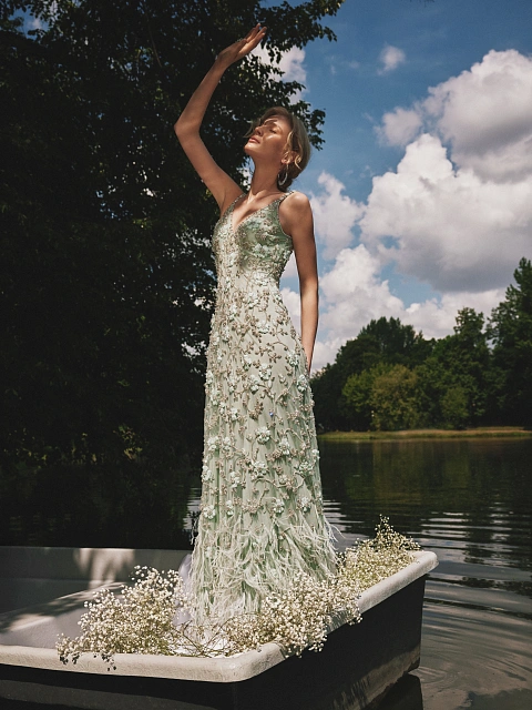 Зеленое платье-макси из шифона с вышивкой и перьями, 5