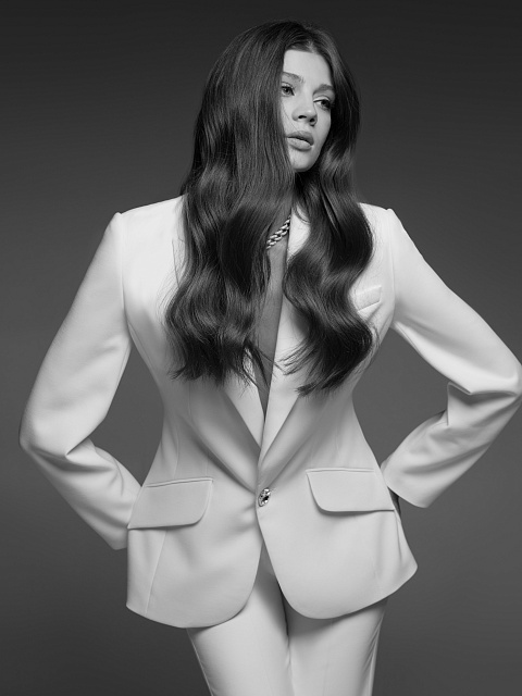 Белый костюм-двойка с фигурным вырезом на спине, 8