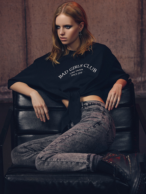 Укороченная черная футболка с завязками и белой вышивкой, 4