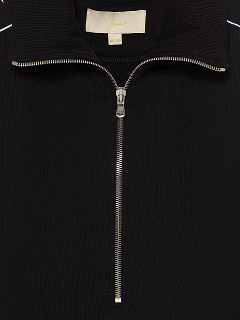 Черный костюм с укороченной толстовкой и вышивкой в виде васильков, 4 Черный костюм с укороченной толстовкой и вышивкой в виде васильков, 4