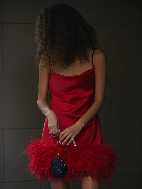 Красное атласное платье-комбинация с боа, 4 Красное атласное платье-комбинация с боа, 4