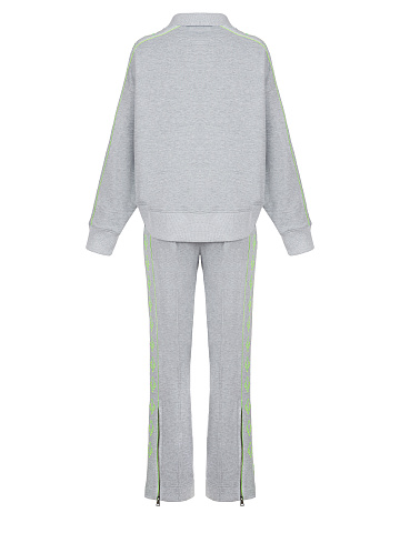 Серый костюм с укороченной толстовкой и неоново-зеленой вышивкой в виде лилий, 2