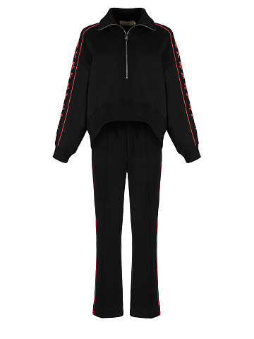 Черный костюм с укороченной толстовкой и розовой вышивкой, 1