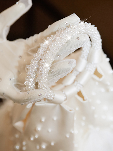 Белая сумка из шелка с жемчугом и перьями, 7