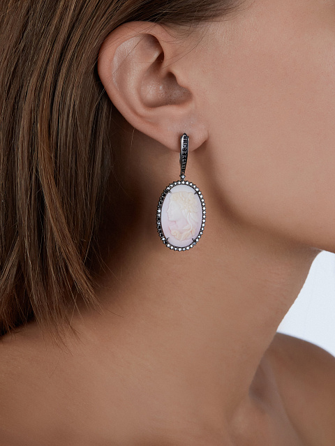 Серьги из черненого золота с камеей на раковине с черными бриллиантами, 2