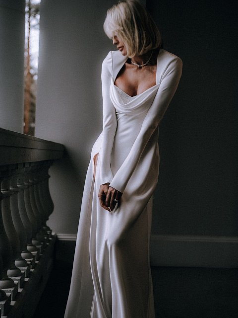 Белое платье-макси из шелка с открытой спиной и стразами, 5