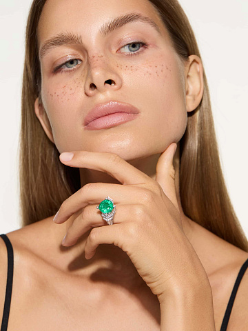 Кольцо из белого золота с изумрудом и бриллиантами, 2 Кольцо из белого золота с изумрудом и бриллиантами, 2