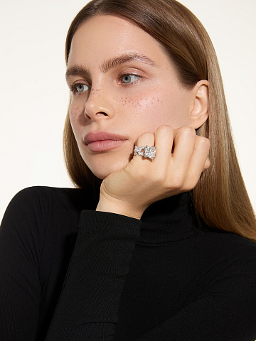 Кольцо из белого золота с бриллиантом в огранке «принцесса» и круглыми бриллиантами, 2 Кольцо из белого золота с бриллиантом в огранке «принцесса» и круглыми бриллиантами, 2