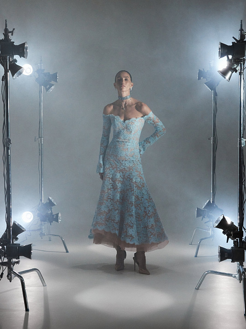 Платье-миди с открытыми плечами из голубого кружева, 5