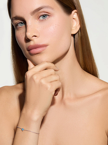 Тонкий браслет из белого золота с топазом Swiss Blue в огранке "сердце", 2