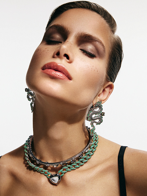 Колье из черненого золота с черным бриллиантом и изумрудами, 3