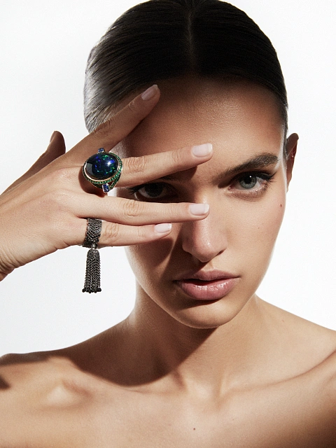 Кольцо из белого золота с опалом, сапфирами и изумрудами, 4