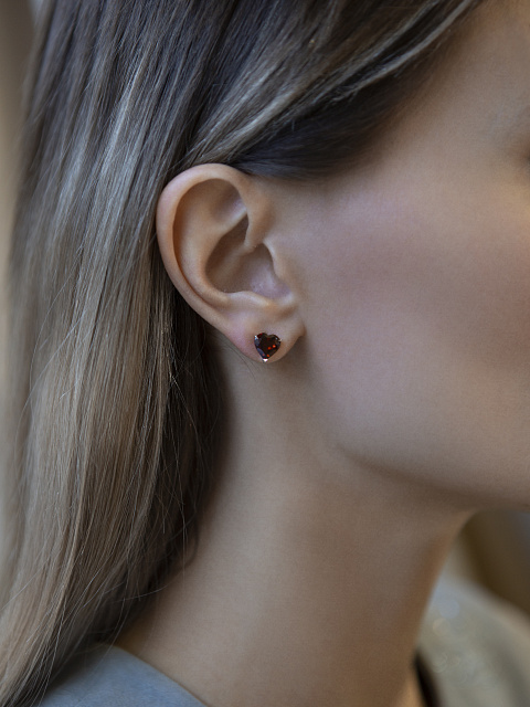 Серьги-гвоздики из белого золота с бриллиантами и рубинами, 4 Серьги-гвоздики из белого золота с бриллиантами и рубинами, 4