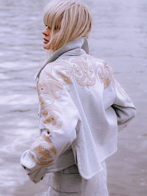 Голубой костюм из денима с отделкой из кожи, 10