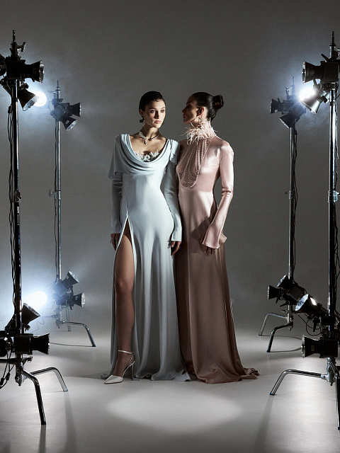 Серое платье-макси из шелка с драпировкой и перьями, 3