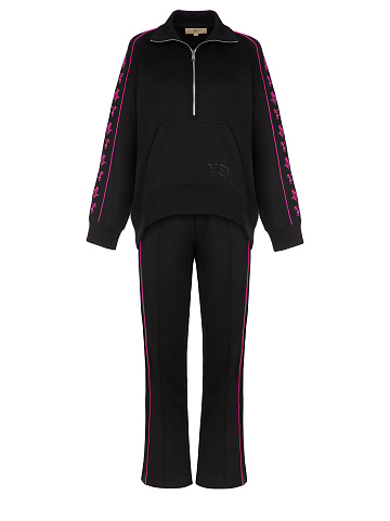 Черный трикотажный костюм с вышивкой цвета «фуксия», 1