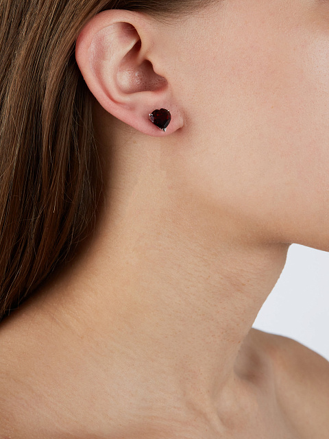 Пусеты из белого золота с гранатами огранки «сердце», 2