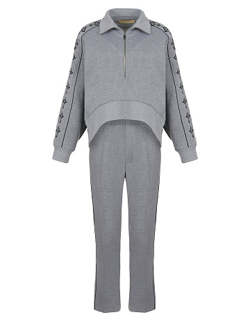 Серый костюм с укороченной толстовкой и вышивкой в виде крестов, 1