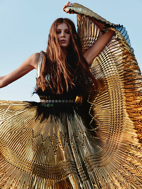 Платье-миди из золотой ткани гофре и перьев, 7