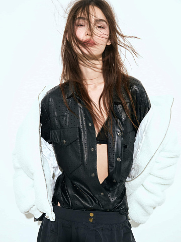 Черная рубашка из эко-кожи с перфорацией, 2