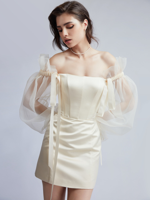 Молочное платье-мини с объемными рукавами из органзы, 1