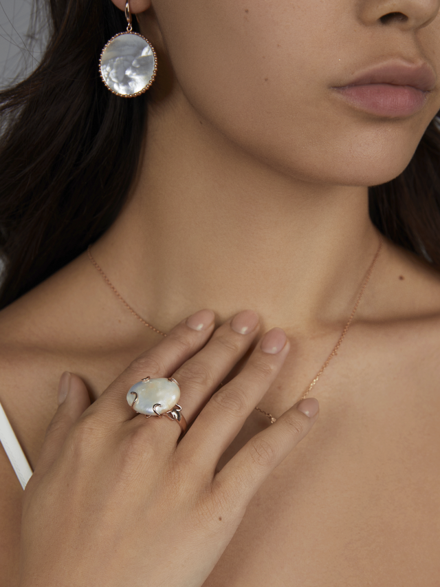 Женское кольцо из золота с бриллиантом и жемчугом