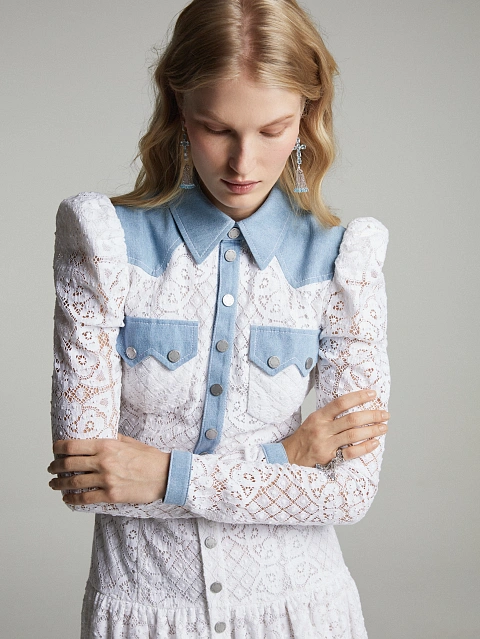 Белое платье-мини из кружева с отделкой из голубого денима, 6