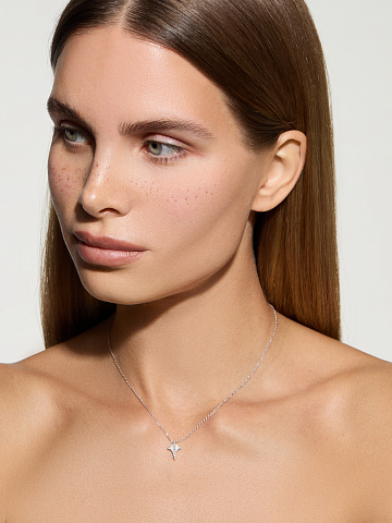 Колье из белого золота и бриллиантов с кулоном в виде креста, 2