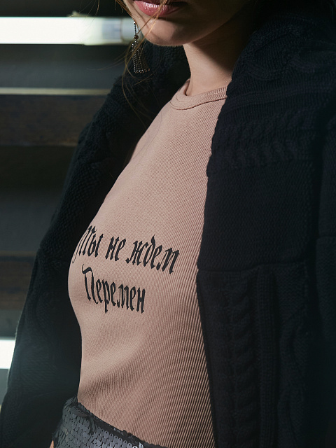 Пудровая майка с черным принтом «Мы не ждем перемен», 4