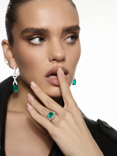 Кольцо из белого золота с изумрудами и бриллиантами, 6 Кольцо из белого золота с изумрудами и бриллиантами, 6