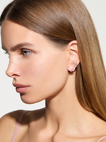 Пусеты из розового золота с розами из резного халцедона и бриллиантами, 2 Пусеты из розового золота с розами из резного халцедона и бриллиантами, 2