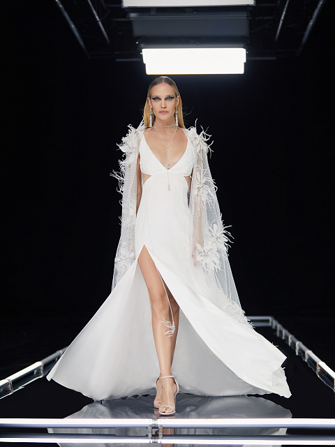 Белый кейп из сетки с цветами из перьев и страз, 4