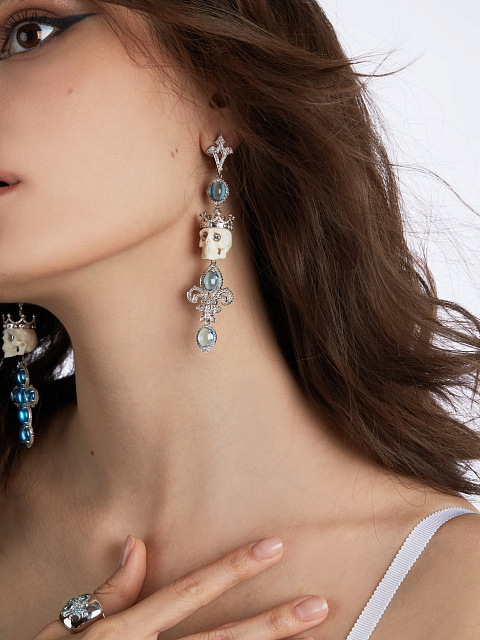 Длинные серьги из белого золота с топазами, сапфирами и черепами из бивня мамонта, 3