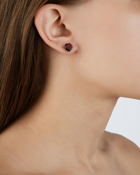 Серьги-гвоздики из белого золота с гранатами в огранке «сердце», 2 Серьги-гвоздики из белого золота с гранатами в огранке «сердце», 2