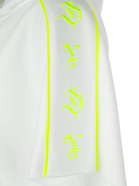 Белый трикотажный костюм с необработанными краями и желтой вышивкой, 4