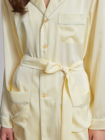 Желтая шелковая пижама с серым кантом, 2